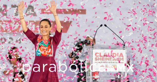 ”Amo a mi patria y amo a mi pueblo", inicia Shenbaum campaña en el Zócalo
