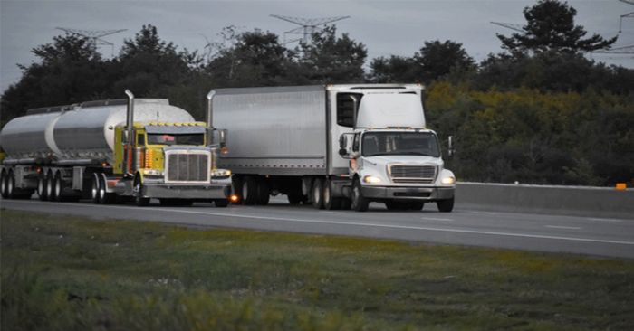 Anuncian nuevos horarios de operación para autotransporte de carga y grúas durante vacaciones