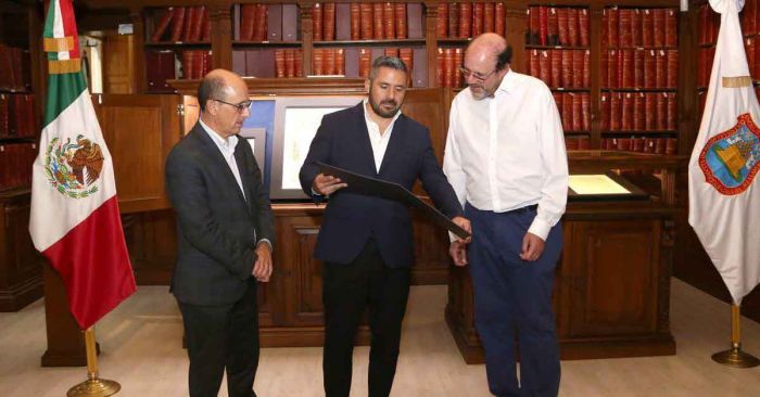 Entrega Ayuntamiento de Puebla c&eacute;dula real a premio nobel, Michael Robert Kremer