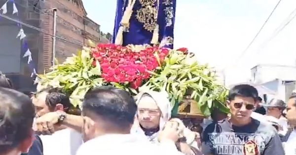 Acuden cientos de personas al Viacrucis en las Cholulas