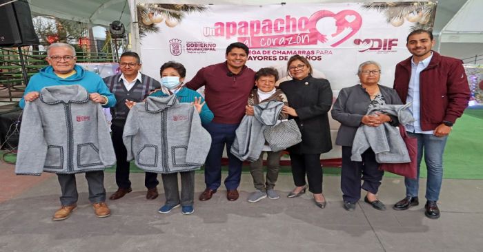Entregan chamarras en Cuautlancingo para mitigar el frío