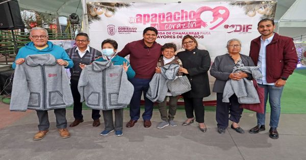 Entregan chamarras en Cuautlancingo para mitigar el frío