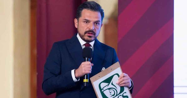 Seguir&aacute; Zo&eacute; Robledo al frente del IMSS, anuncia Claudia Sheinbaum