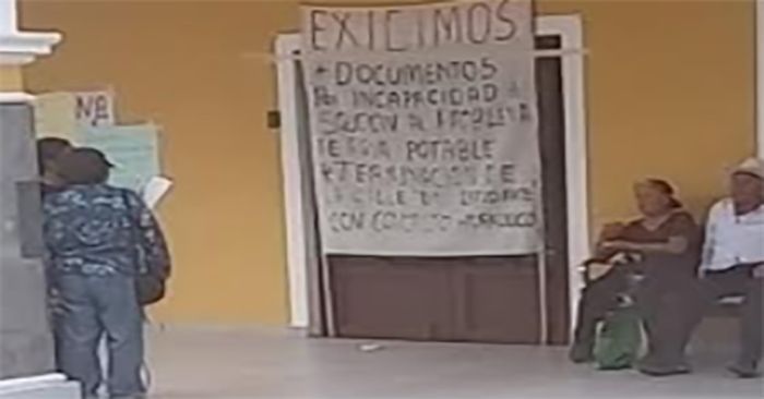 Mantienen vecinos cierre alcaldía de Chila de la Sal por falta de agua y terminación de calle