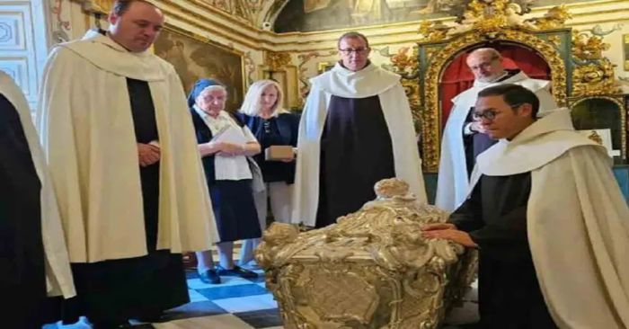 Abren sepulcro de Santa Teresa de Jes&uacute;s causando conmoci&oacute;n