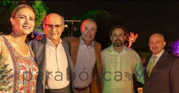 Piden morenistas #FueraQuirino tras foto con Carlos Salinas de Gortari