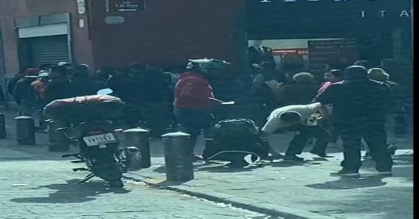 Trifulca entre ambulantes y personal del Ayuntamiento de Puebla en el Centro