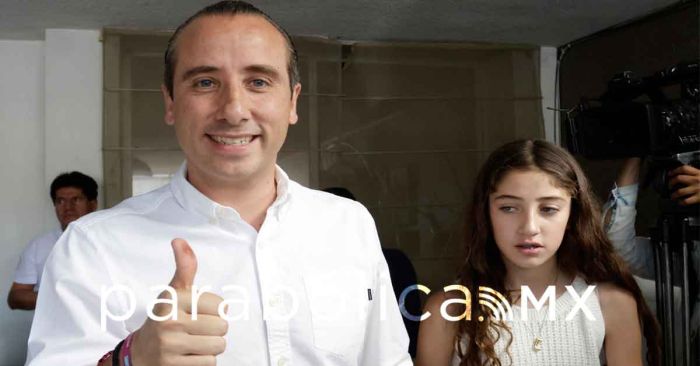 Acude Mario Riestra a votar junto a su familia
