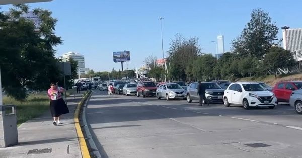 Colapsa manifestación de transportistas la Vía Atlixcáyotl; exigen aumento al pasaje