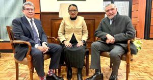 Fuman la pipa de la paz Monreal y Adán ante Rosa Icela