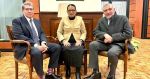 Fuman la pipa de la paz Monreal y Adán ante Rosa Icela