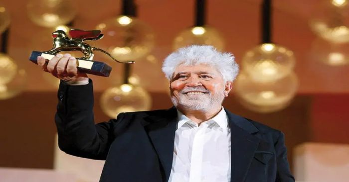Hace historia Pedro Almod&oacute;var en el Festival de Cine de Venecia