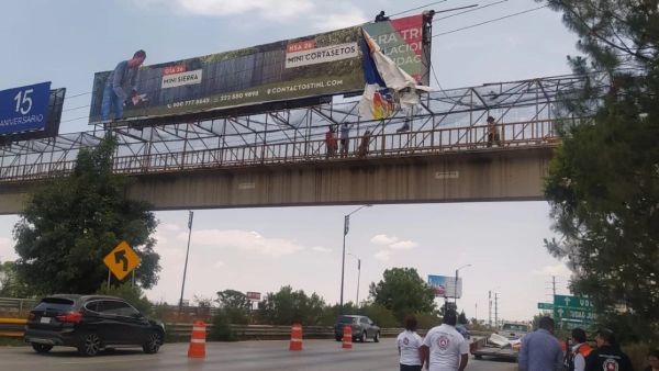 Ejecutan a pareja bajo el puente del Periférico Ecológico