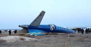 Derriban avión en el Mar Caspio por misil ruso, según Azerbaiyán