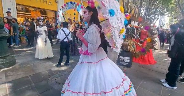 Desfilan catrinas por calles del Centro Histórico