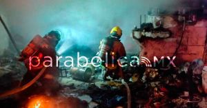 Rescatan Bomberos a una familia del fuego en San Jerónimo