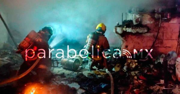 Rescatan Bomberos a una familia del fuego en San Jerónimo