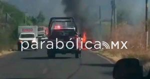 Consume fuego un vehículo en la Mixteca