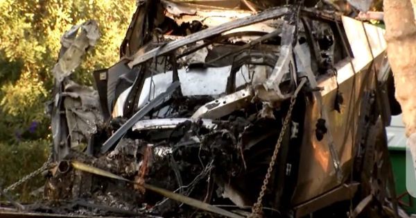 Falla vehículo Tesla Cybertruck y pierden la vida tres jóvenes