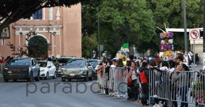 Provoca caos vial la caravana Coca-Cola