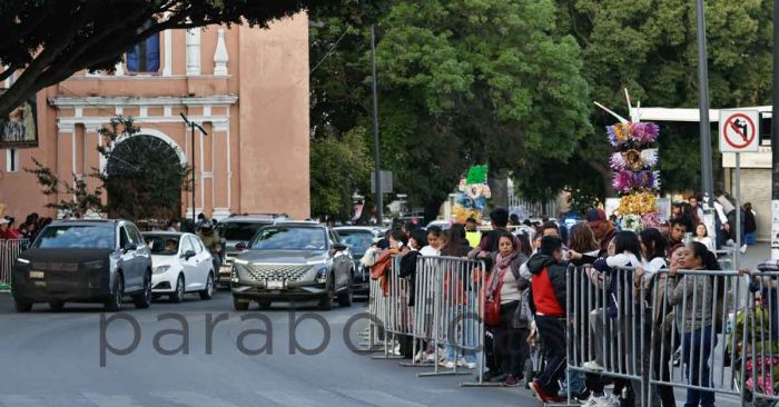 Provoca caos vial la caravana Coca-Cola