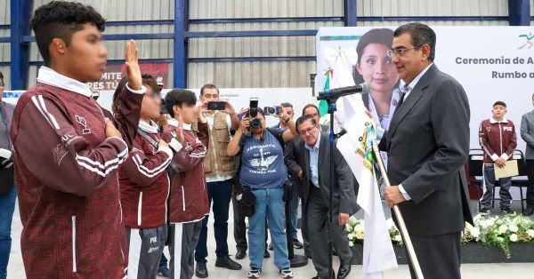 Abandera Sergio Salomón a delegación poblana rumbo a Paranacionales Conade 2024