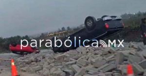 Ocasiona carambola trailer volcado con block en la autopista Vía Atlixcáyotl