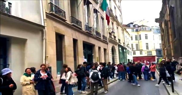 Votan mexicanos en el extranjero y cantan &#039;Cielito Lindo&#039;