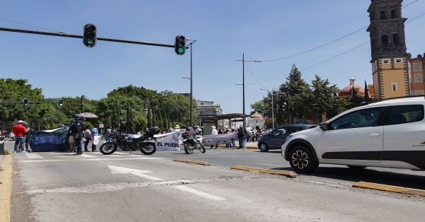 Cierran campesinos de la Sierra Norte bulevar 5 de Mayo