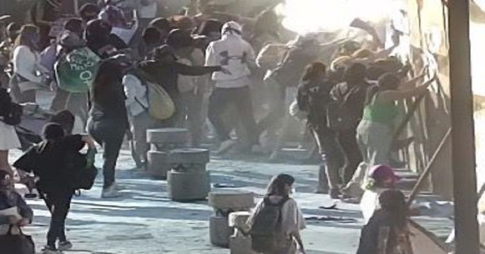 Se infiltran presuntos encapuchados en la marcha 8M