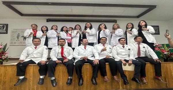 Egresan m&eacute;dicos especialistas del IMSS Puebla