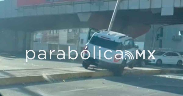 Tira poste en el cruce de Ni&ntilde;o Poblano y Bulevar Atlixco