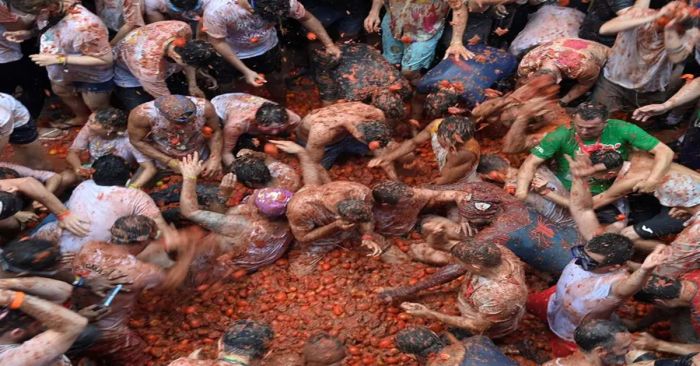 &#039;Se tiñe de rojo&#039; Buñol con toneladas de tomates en la &#039;Tomatina&#039;