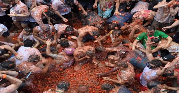 &#039;Se tiñe de rojo&#039; Buñol con toneladas de tomates en la &#039;Tomatina&#039;