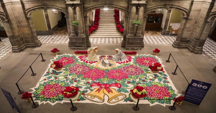 Adorna nacimiento de talavera y alfombra artística el Palacio Municipal