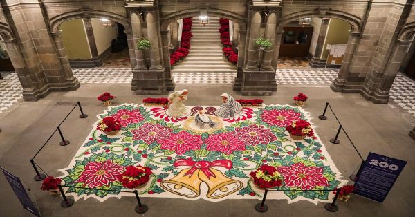 Adorna nacimiento de talavera y alfombra artística el Palacio Municipal