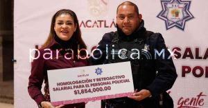 Cumple Bety Sánchez con el compromiso de aumentar el salario de los policías de Zacatlán