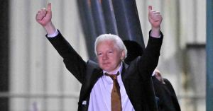 Llega Julian Assange a Australia