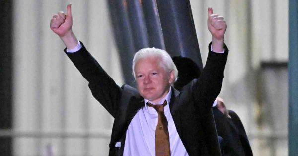 Llega Julian Assange a Australia