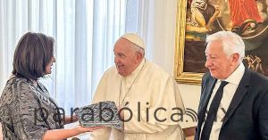 Presenta Xóchitl Gálvez fotos de reunión con Papa Francisco