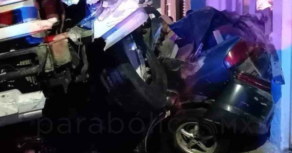 Embiste a camioneta; mueren seis personas en Coronango