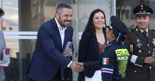 Celebra Adán Domínguez el Día del Policía Municipal con condecoraciones