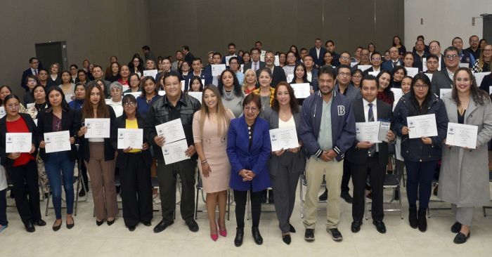 Entregan constancias de capacitaci&oacute;n a personal administrativo de la BUAP