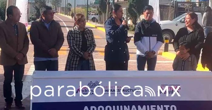 Entrega Lupita Cuautle adoquinamiento en  Cacalotepec