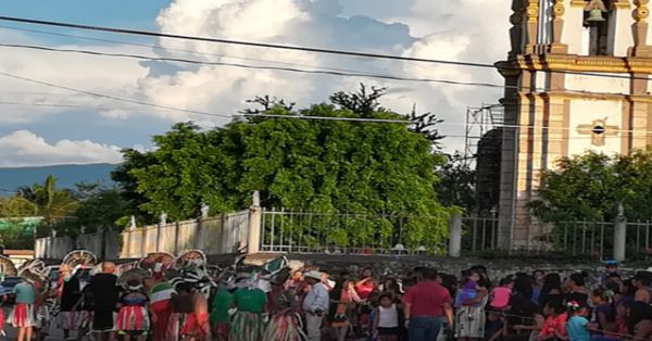 Se llevan a "El Cholo" en pleno zócalo de Tzicatlán, en Huehuetlán el Chico