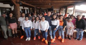 Conversa Fernando Morales con líderes de las comunidades de Zacatlán