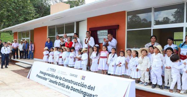 Entrega gobernador obras educativas en Ahuacatlán