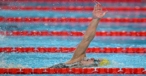 Logra Kaylee McKeown oro y mejora su récord olímpico en 100m dorso femenil