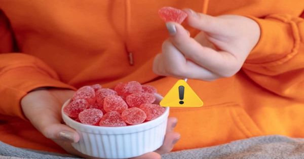 Emiten alerta en gomitas y jarabe para la tos de color rojo