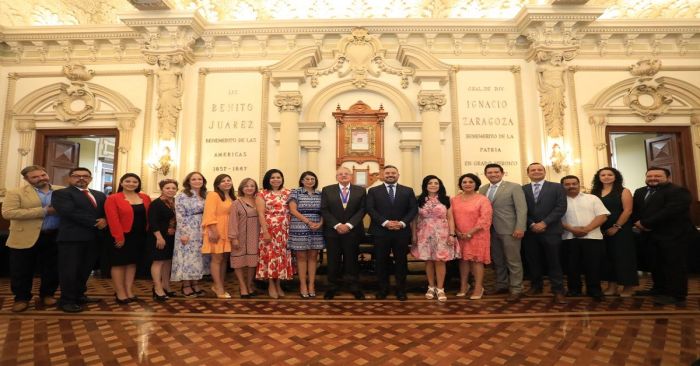 Entregan Presea Puebla Zaragoza a unos Laboratorios